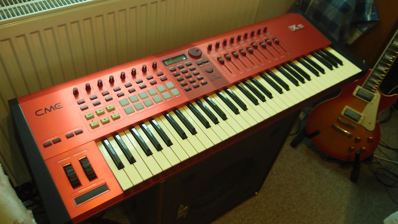 CME VX 6 -špičkový masterkeyboard s motorizovanými fadery.